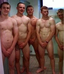 friends take a shower 5b2df6cbc467b.jpg