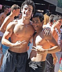 very good friends 5b3b91d27d636.jpg
