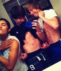 selfies with friends 5b589eab99e0f.jpg