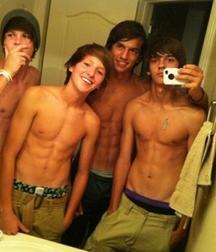 selfies with friends 5b589eae930dc.jpg