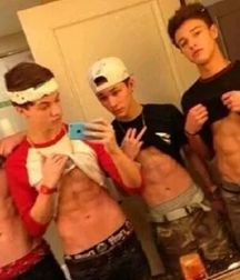 selfies with friends 5b589eb67d16c.jpg