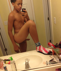 selfies with raised leg 5b6534d8d656e.jpg