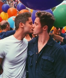 male kisses 5b8780d468aaa.jpg