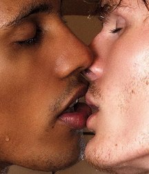 male kisses 5b8780dcabd94.jpg