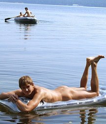 float naked 5b9bb9ad2acb6.jpg
