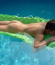 float naked 5b9bb9b6efaae.jpg