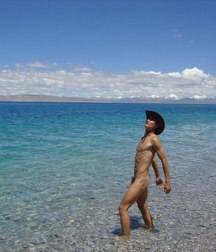 walking on the beach 5b9d1afa8c206.jpg