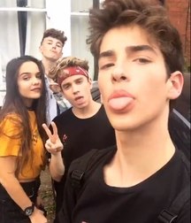 show me your  tongue 5ba4f10fe4766.jpg