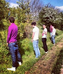 the boys pee in a group 5ba4f1cabf338.jpg