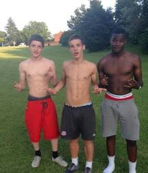 three straight friends  5ba79ce73dc31.jpg