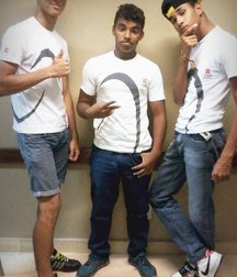 three straight friends  5ba79cfdc848c.jpg