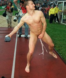 caught naked 5ba79dc1a96fe.jpg