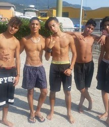 guys in a group 5bb117956f581.jpg