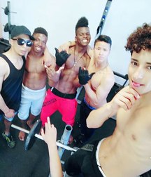 guys in a group 5bb1179b80178.jpg