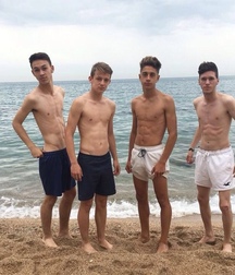 guys in a group 5bb1179f5ad52.jpg