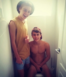 funny shy Straight Boys 5bb68057846a9.jpg