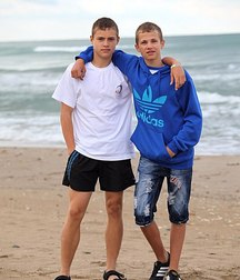 two nice friends 5bb68115ec5c5.jpg