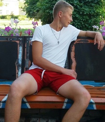 boys sitting on the bench 5bc0c1963611f.jpg