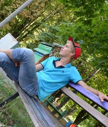 boys sitting on the bench 5bc0c19976987.jpg