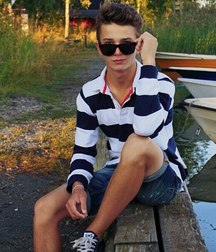 boys sitting on the bench 5bc0c19cba4df.jpg
