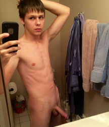 narcissus is self-photographed 5bcf8c731a9e6.jpg