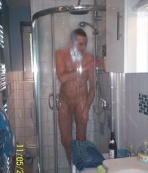 behind the glass of the shower 5bdb3b605e0a6.jpg