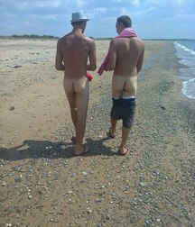 two guys, two asses 5be8262f37561.jpg