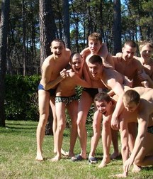 groups of straight guys 5beda38515d3f.jpg