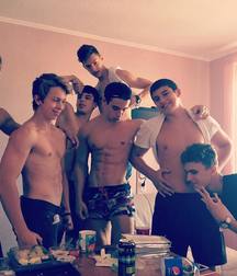 groups of straight guys 5beda387b57c7.jpg