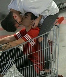strange kisses between males 5bf5c4870931f.jpg