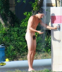 the shower is done outdoors 5bf6cc8914336.jpg