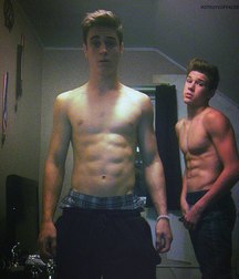 two beautiful friends 5bf6ccfcebe92.jpg