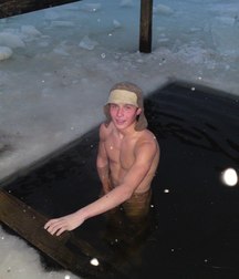 bathe in freezing water 5c018eda42e06.jpg