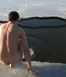 bathe in freezing water 5c018ee0a7c53.jpg