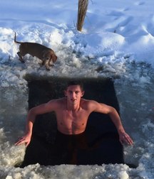 bathe in freezing water 5c018ee33e041.jpg