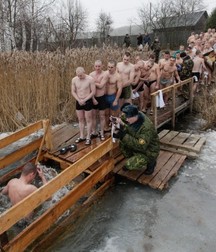 bathe in freezing water 5c018ee45becc.jpg