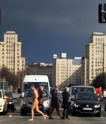 walking naked 5c03f73ada829.jpg