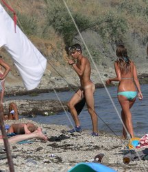 nudists on the beach 5c06aeb69509c.jpg