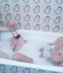 funny bathtub 5c12b9502b00e.jpg