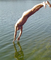 dive naked 5c160051c2e66.jpg
