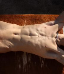 only naked 5c1bc01246b2c.jpg