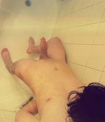 very hot shower 5c4c1793d5910.jpg