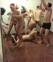 straight guys in the locker room 5c4e3bde73e3c.jpg