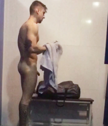 spying in the locker room 5c8171da83ca2.jpg
