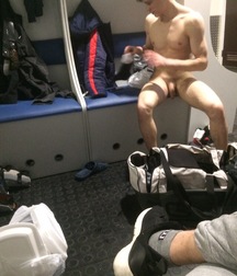 spying in the locker room 5c8171dedc4fa.jpg