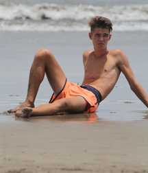 straight guys on the beach 5c8fa57f3f557.jpg