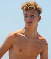 straight guys on the beach 5c8fa5915eebe.jpg