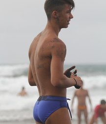 straight guys on the beach 5ca4328b866c0.jpg