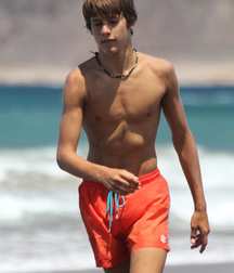 straight guys on the beach 5ca4328cbe2a1.jpg