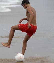 straight guys on the beach 5ca4328e0160d.jpg